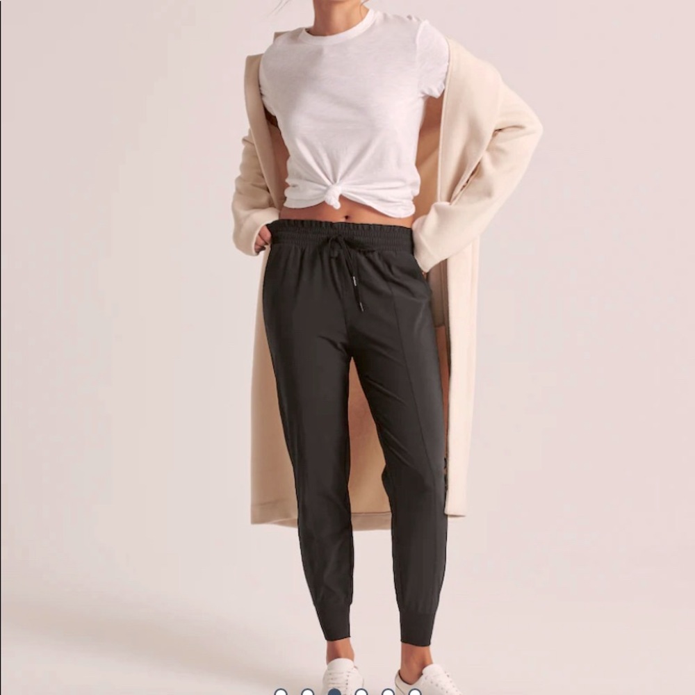 NWOT Abercrombie & Fitch Traveler Joggers Women’s Size Medium